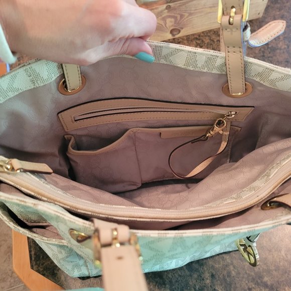 Michael Kors Handbag with Matching Wallet and Cosmetics Bag - Picture 5 of 11